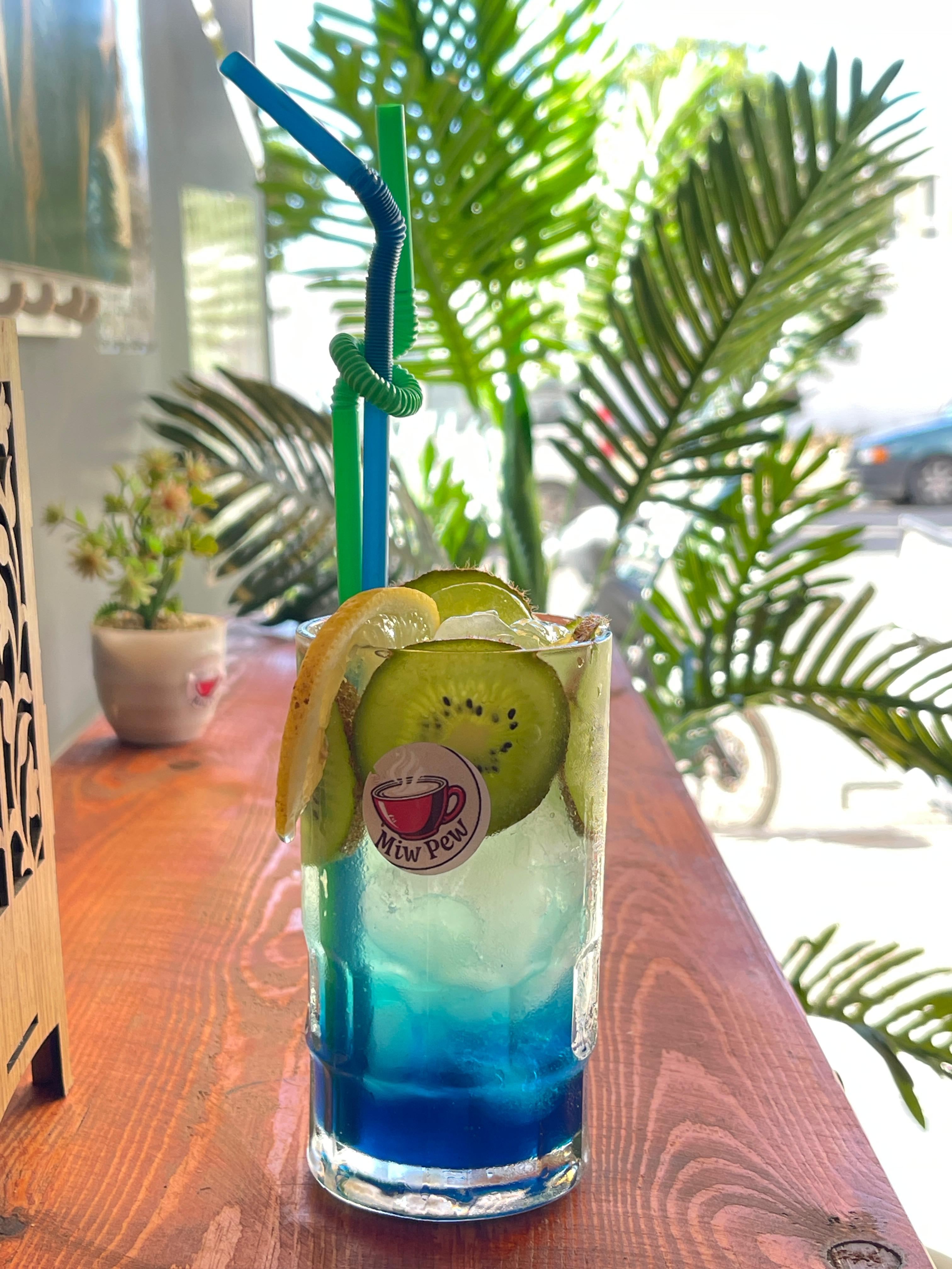 Cocktail frais coloré servi au coffee shop Miw Pew Café à El Jadida